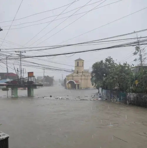 鳳凰颱風登陸菲律賓！兩死百萬人撤離　總統宣布全國進入緊急狀態
