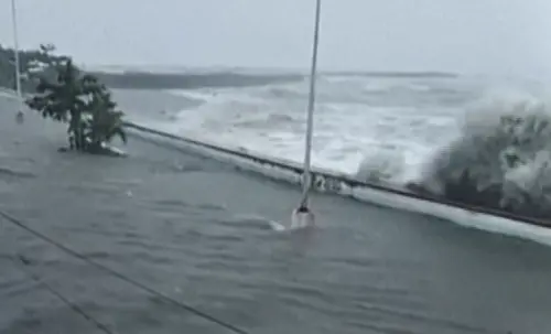 ▲超級颱風鳳凰登陸前席捲菲律賓東北沿海，掀起強風豪雨，成為今年襲菲最猛烈的風暴。（圖／美聯社／達志影像）