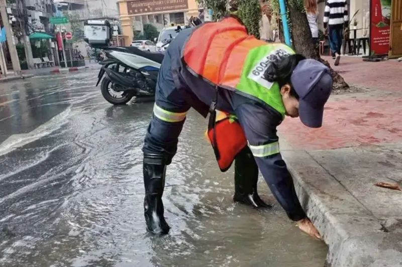 ▲曼谷清潔人員檢查排水系統是否被垃圾堵塞，近期暴雨導致市中心多處街道積水。（圖／翻攝自曼谷郵報）