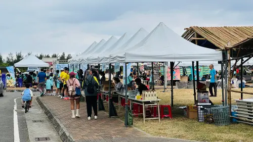 ▲現場同步舉辦「音樂市集」集結在地部落特色產品、傳統文化技藝商品。（圖／翻攝畫面）