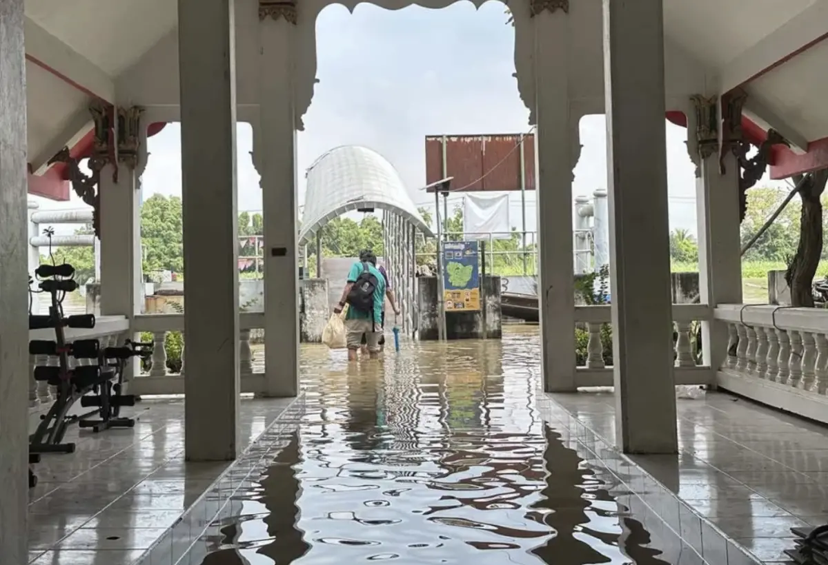 ▲昭披耶河水位暴漲，沿岸地區被洪水淹沒，情況仍未緩解。（圖／翻攝自曼谷郵報）