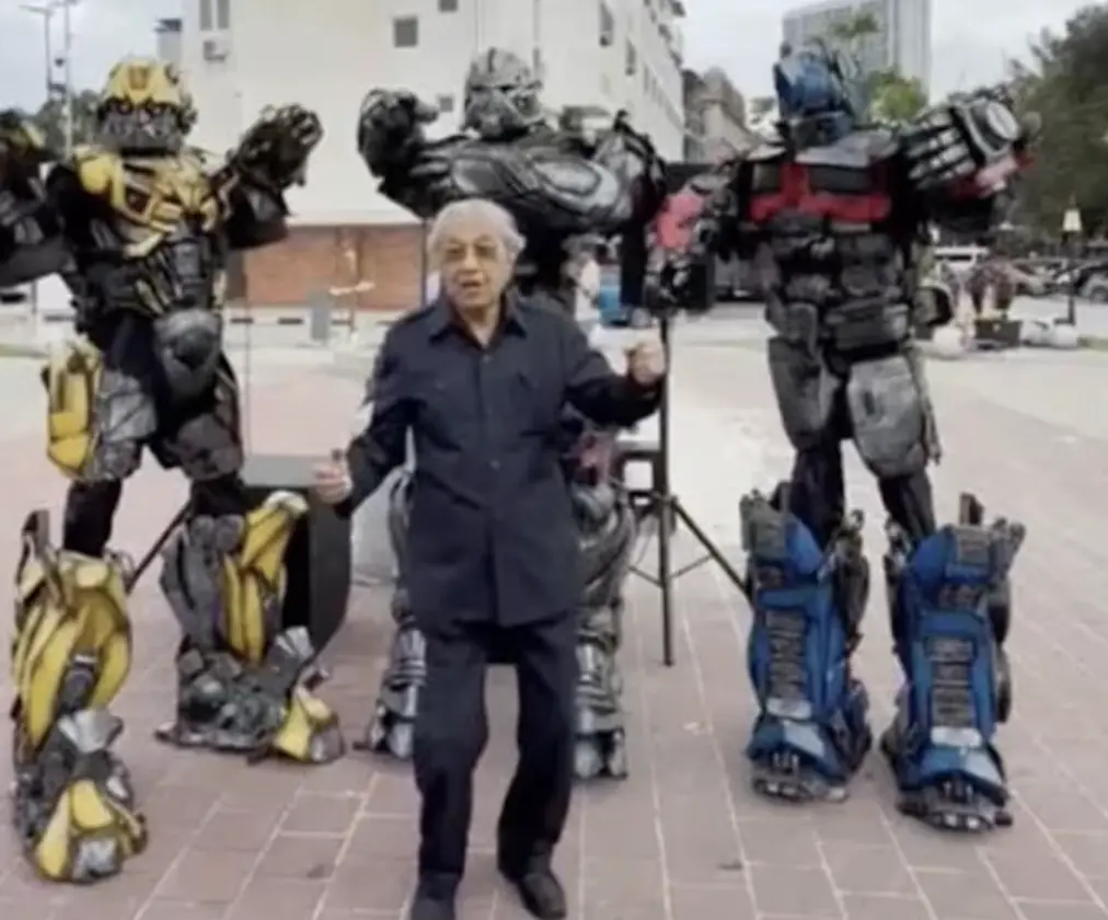 馬來西亞百歲前總理馬哈迪精神奕奕 巧遇變形金剛興奮起舞掀熱議