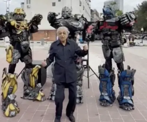 馬來西亞百歲前總理馬哈迪精神奕奕　巧遇變形金剛興奮起舞掀熱議
