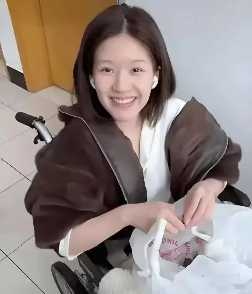 ▲趙露思曾因工作壓力罹患憂鬱症，還一度出現出現失語症、行動不便等症狀，甚至嚴重到需要靠輪椅代步。（圖／微博@股指期貨998）