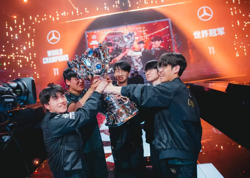 LOL世界賽／T1完成三連霸！「DOFGK」會再打一年？Gumayusi回應了