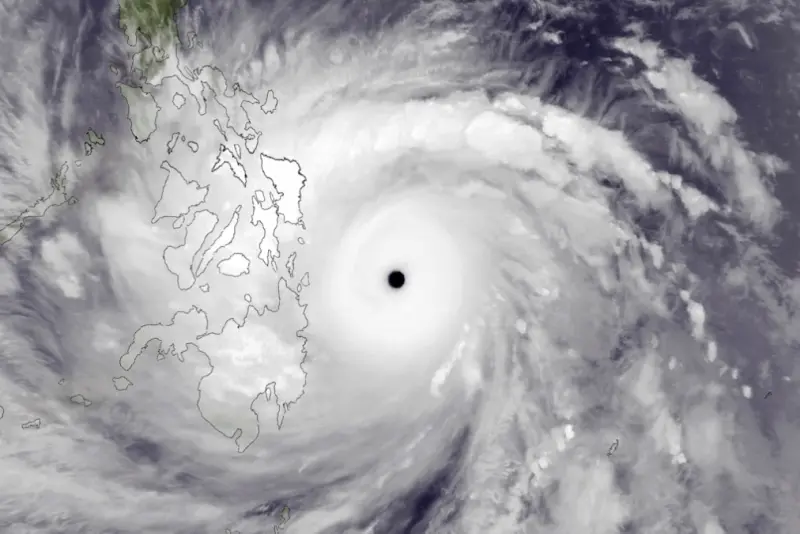 ▲11月7日巔峰時期的颱風海燕，登陸菲律賓的前一刻，風眼清晰可見，在聯合颱風警報中心（JTWC）、中國中央氣象台（CMA）創下史上最強颱風的紀錄。（圖／翻攝自維基百科）