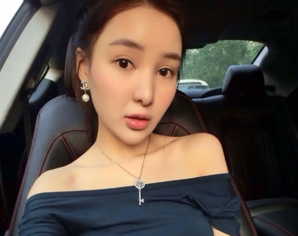 ▲郭美美近年重新活躍社群，時常以名車、美照和奢侈品形象出鏡，再度引發網路熱議。（圖／翻攝自微博）