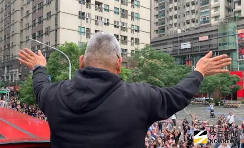 ▲樂天桃猿前總教練古久保健二在冠軍遊行時，拚命與球迷揮手，相當享受奪冠喜悅。（圖／記者陳柏翰攝,2025.11.02）
