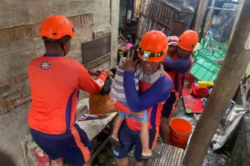 ▲鳳凰颱風侵襲菲律賓，菲國民防人員撤離風險地區民眾。（圖／美聯社／達志影像）