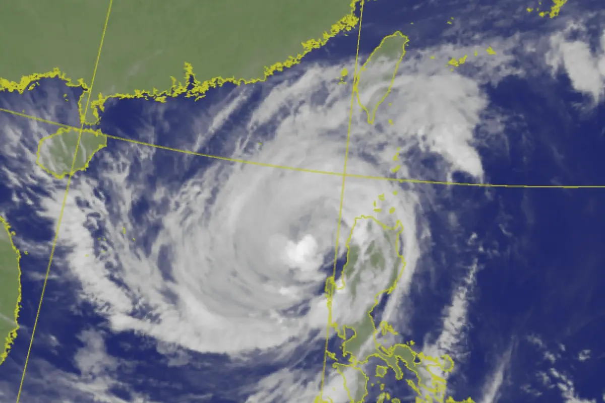 ▲中央氣象署表示，鳳凰颱風正接近台灣，預估今（10）晚就會發布海警，並在周二上半天發陸警，花蓮光復鄉今已停班停課。（圖／中央氣象署cwa.gov.tw）
