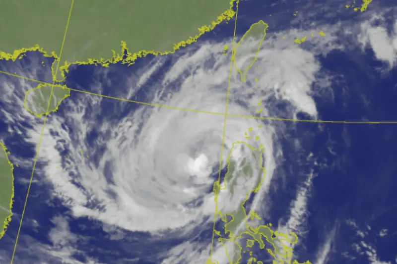 ▲中央氣象署表示，鳳凰颱風正接近台灣，預估今（10）晚就會發布海警，並在周二上半天發陸警，花蓮光復鄉今已停班停課。（圖／中央氣象署cwa.gov.tw）