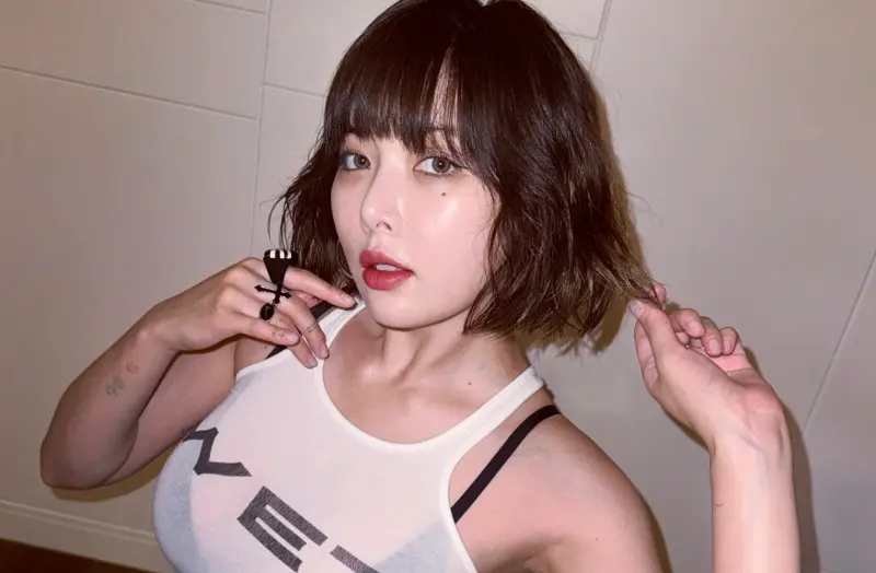 ▲泫雅昨晚在澳門演出時突然暈倒，嚇壞粉絲。她昨日深夜恢復意識後就立刻發文對外道歉，也坦言自己不太記得當下狀況，但她已經沒事了。（圖／泫雅IG@hyunah_aa）