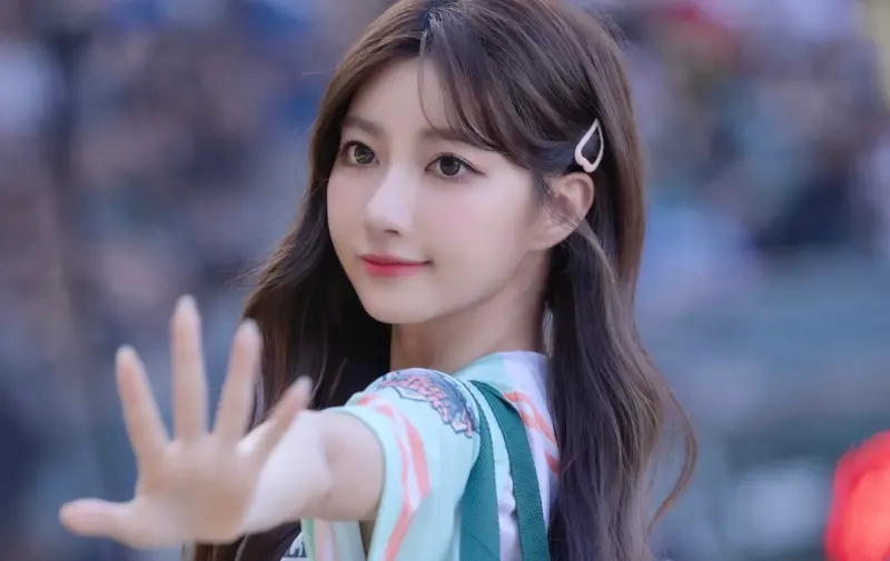 ▲台鋼雄鷹啦啦隊女神一粒昨日應援時突然摀嘴跑下台，看起來身體很不舒服，讓粉絲憂心。對此一粒本人發文解釋她不是孕吐，只是頭暈不適而已。（圖／一粒IG@ilixoxov）