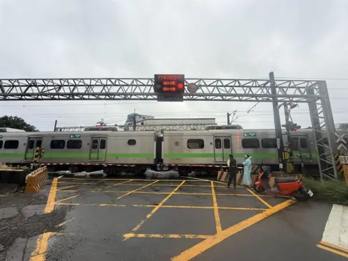 機車遭撞卡平交道！台鐵「埔心-楊梅」單線雙向通行　19列次誤點
