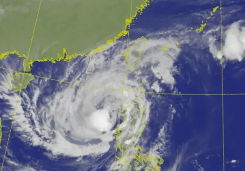 鳳凰颱風預測動態整理！「路徑、風雨、海陸警、停班課機率」一覽

