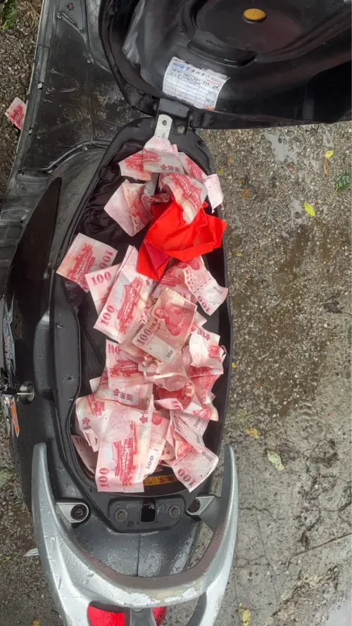 ▲北市男闖信義宮廟偷走功德箱的香油錢。（圖／翻攝畫面）