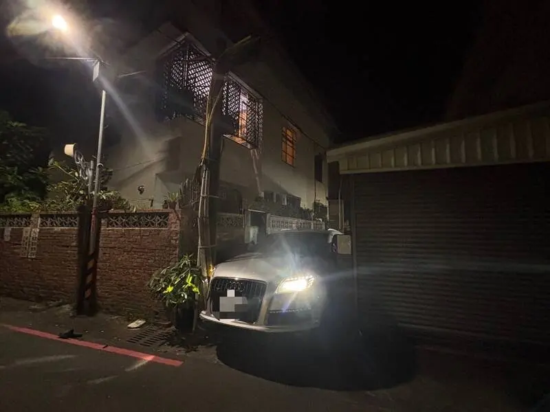 做賊心虛！苗栗休旅車藏毒拒檢 鑽小巷「整輛卡住」人棄車跑了