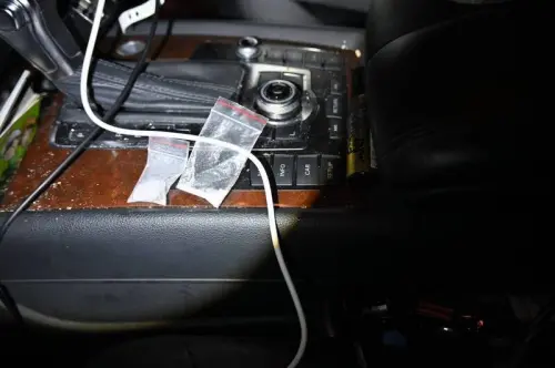 ▲苗栗一名奧迪駕駛，日前被警方攔查卻拒檢逃逸，卻卡在窄巷內，只好棄車落跑，事後警方在車內查獲毒品。（圖／民眾提供）