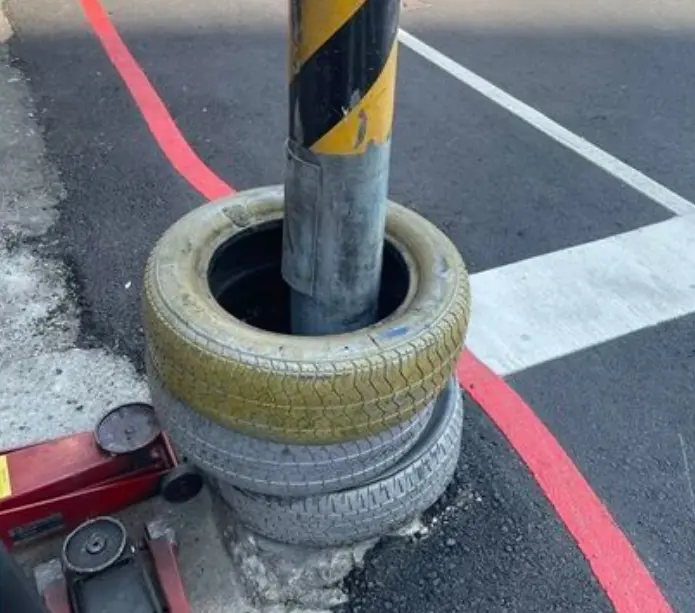 獨／紅綠燈桿「底部卡輪胎」！神用途救過2人 才剛爆紅就被拆了