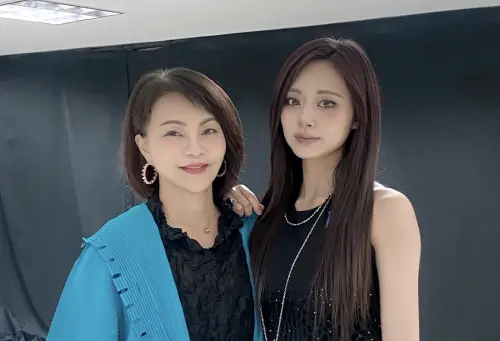 ▲周子瑜（右）將在11月底回台灣開唱。（圖／翻攝自IG@topbeauty_lydia）