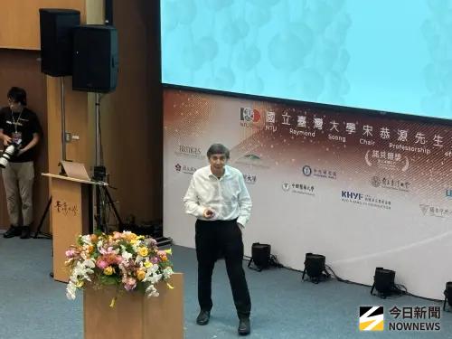 ▲有石墨烯之父稱號的安德烈‧蓋姆，今在台大主題演講。（圖／記者李青縈攝）