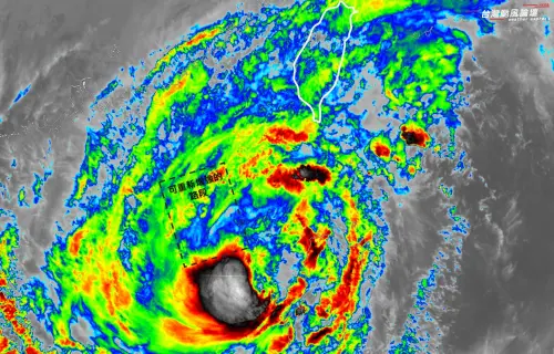 鳳凰颱風開始轉彎！對流爆發再度增強　共伴效應「最猛雨勢」抵達
