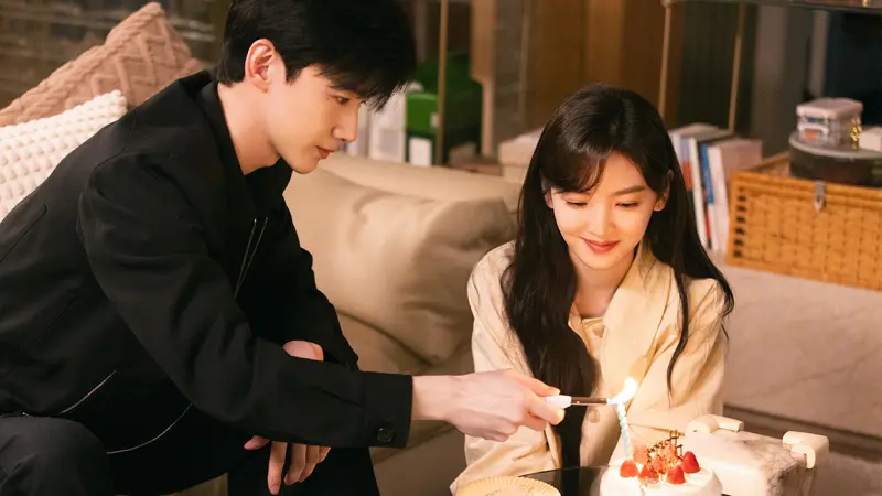 白敬亭自認不夠帥!演《難哄》負擔大 殺青鬆口氣:可以做回自己 ▲白敬亭(左)在《難哄》中和章若楠虐戀,不過他認爲自己不是長得帥的那一掛,因此演起來壓力很大,殺青後鬆了一口氣。(圖/中天娛樂台提供)