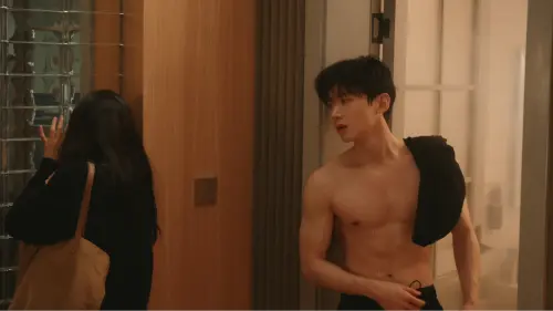 白敬亭《難哄》裸上身被章若楠撞見(中天娛樂台提供) ▲白敬亭《難哄》裸上身被章若楠撞見(中天娛樂台提供)