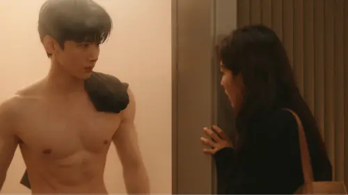 白敬亭《難哄》裸上身被章若楠撞見(中天娛樂台提供) ▲白敬亭《難哄》裸上身被章若楠撞見(中天娛樂台提供)