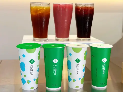 ▲全新設計的飲料杯則採用清爽明亮的色彩，搭配潮流視覺，更以在地溫暖、親民價格、用心茶韻概念出發，針對南部市場設計多款專屬茶飲。（圖／記者陳美嘉攝）
