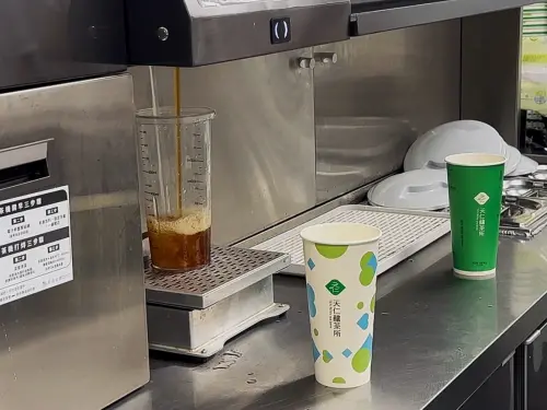 ▲「天仁釀茶所」導入智能製茶機，透過掃描 QR code 精準控制容量與配方比例，確保口味穩定、流程順暢。（圖／記者陳美嘉攝）