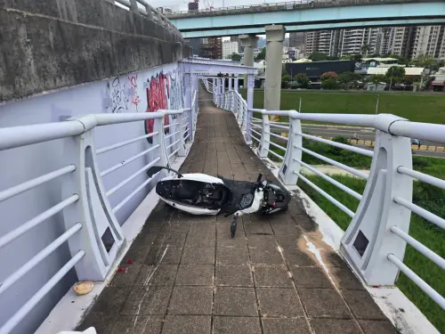 新北大橋騎士「不明原因自撞護欄」畫面曝！頭部重創送醫搶救身亡
