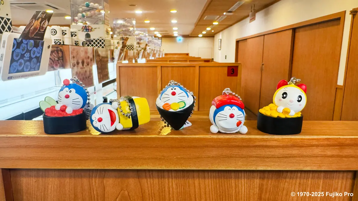 ▲藏壽司哆啦A夢與哆啦美，聯名13款扭蛋11月14日開搶公仔吊飾、磁鐵書籤、胸章，滿額「免費送貼紙」，全台5大限定佈置主題店打卡抽輕簡旅行袋。壽司郎「感蟹祭」開吃水煮松葉蟹、帝王蟹海苔包。（圖／藏壽司kurasushi.tw）