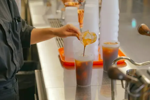 ▲一名網友自稱曾是連鎖飲料店稽核人員，建議民眾看到手搖飲料店員「做指甲、戴戒指」，馬上轉身離開。（圖／取自unsplash）