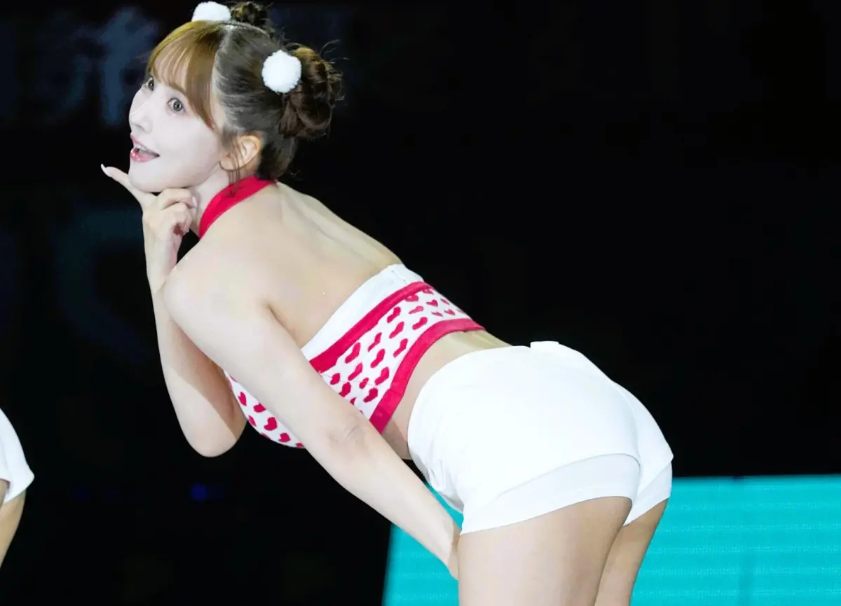 影／三上悠亞場邊應援回顧！小露蠻腰、蜜大腿 球迷讚：好不真實