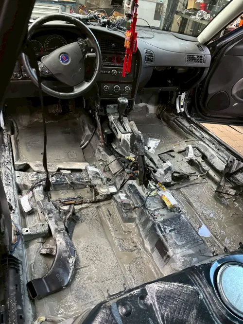 ▲技師將這輛Saab 9-5從花蓮開回新北土城之後，開始深度清潔，起初車底都是泥水。（圖／總代理商富公司facebook.com/saabtaiwan）