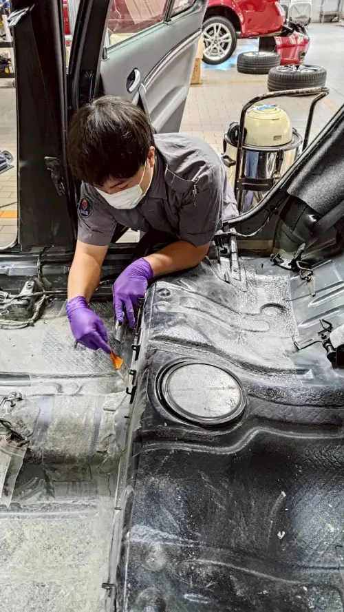 ▲技師使用機器細心清潔車內的汙泥。（圖／總代理商富公司facebook.com/saabtaiwan）