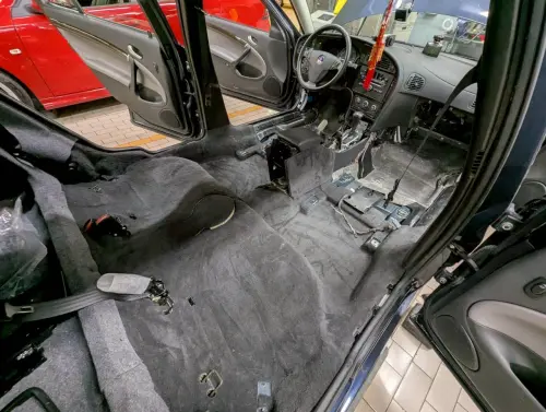 ▲經過技師清潔與修復之後，這輛20年老車彷彿重獲新生，內裝變得像是新出廠的新車一樣。（圖／總代理商富公司facebook.com/saabtaiwan）