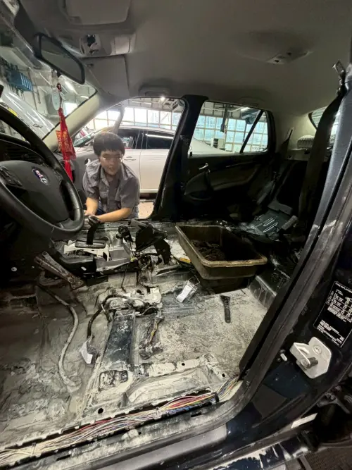 ▲技師將全車內裝通通拆除，再來進行深度清潔作業，相當耗時費工。（圖／總代理商富公司facebook.com/saabtaiwan）