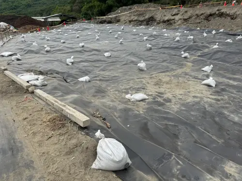 ▲位於霧峰山區的台中「燕圾湖」，先用防水布及沙包壓在表面。（圖／江和樹提供，2025.11.10）