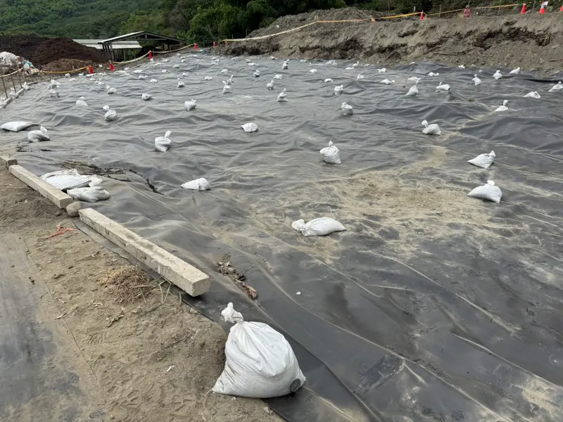    ▲位於霧峰山區的台中「燕圾湖」，先用防水布及沙包壓在表面。（圖／江和樹提供，2025.11.10）  