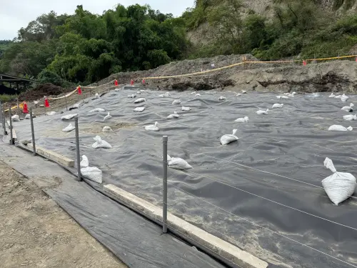 ▲位於霧峰山區的台中「燕圾湖」，先用防水布及沙包壓在表面。（圖／江和樹提供，2025.11.10）