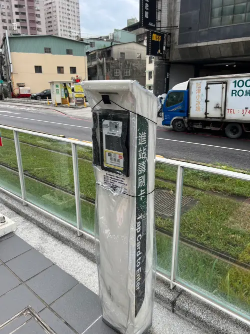 ▲輕軌車站設施增設防潑水透明罩。（圖／高市府捷運局提供）