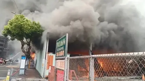 ▲今天中午，高市寶珠里里長辦公室、活動中心驚傳火警，火勢迅速蔓延，鐵皮建築陷入火海。（圖／民眾提供）