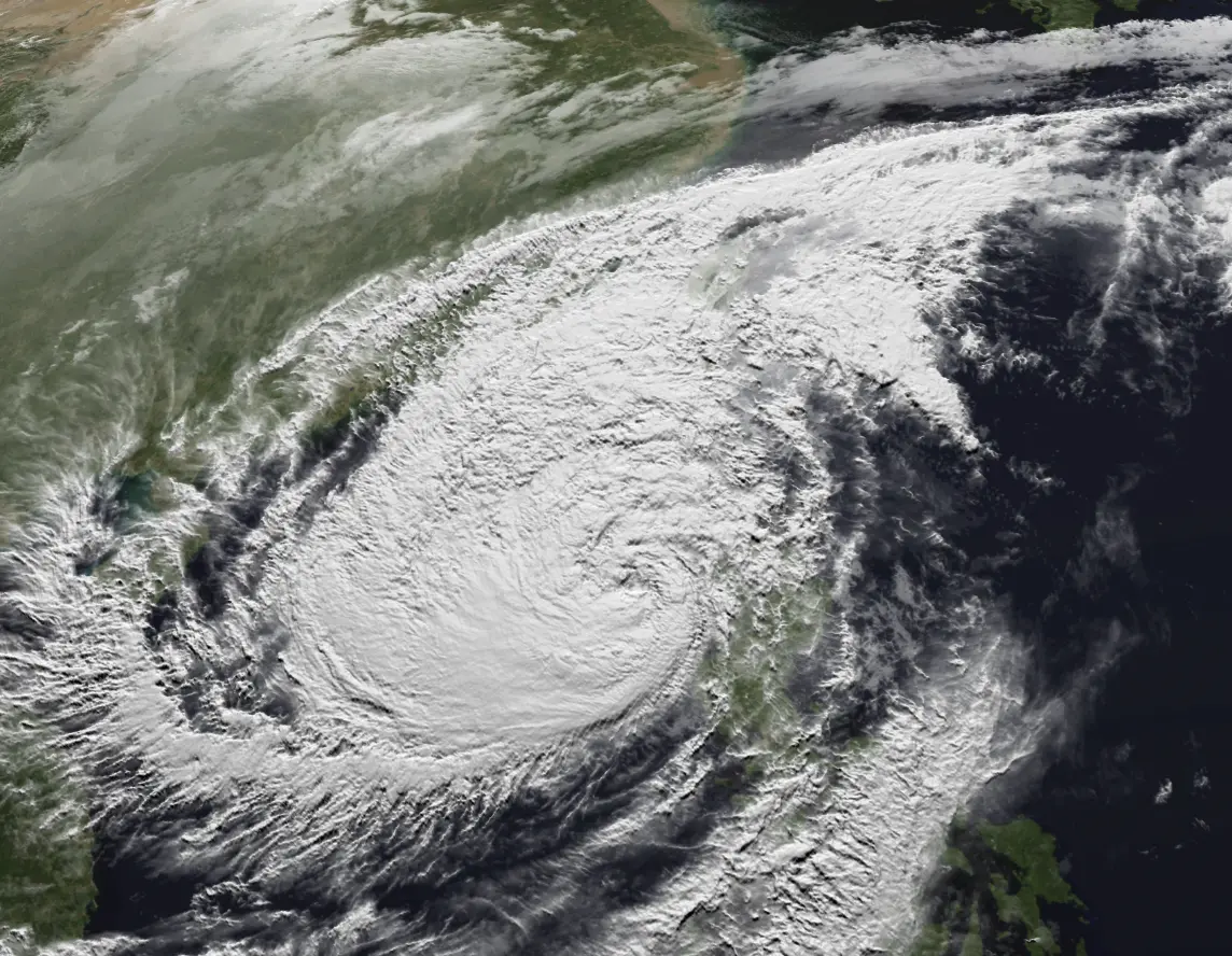 ▲鳳凰颱風「海上颱風警報」將會在今（10）日傍晚5時30分發布，且由於鳳凰颱風路徑往南修，登陸台灣的時間也會提前。（圖／中央氣象署cwa.gov.tw）