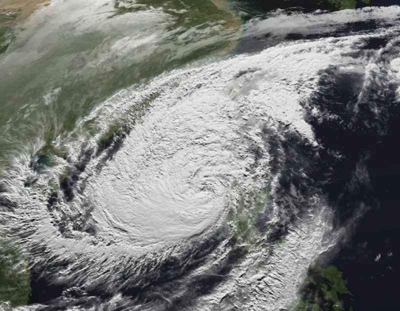 ▲鳳凰颱風「海上颱風警報」將會在今（10）日傍晚5時30分發布，且由於鳳凰颱風路徑往南修，登陸台灣的時間也會提前。（圖／中央氣象署cwa.gov.tw）