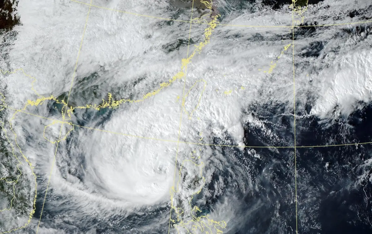 ▲中央氣象署表示，鳳凰颱風登陸時間提前，最快將在周三（12日）下半天登陸；氣象粉專「台灣颱風論壇」分析，鳳凰颱風登陸地點，誤差範圍「從雲林至屏東」都有機會。（圖／中央氣象署cwa.gov.tw）