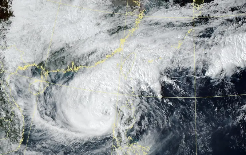 ▲中央氣象署表示，鳳凰颱風登陸時間提前，最快將在周三（12日）下半天登陸；氣象粉專「台灣颱風論壇」分析，鳳凰颱風登陸地點，誤差範圍「從雲林至屏東」都有機會。（圖／中央氣象署cwa.gov.tw）