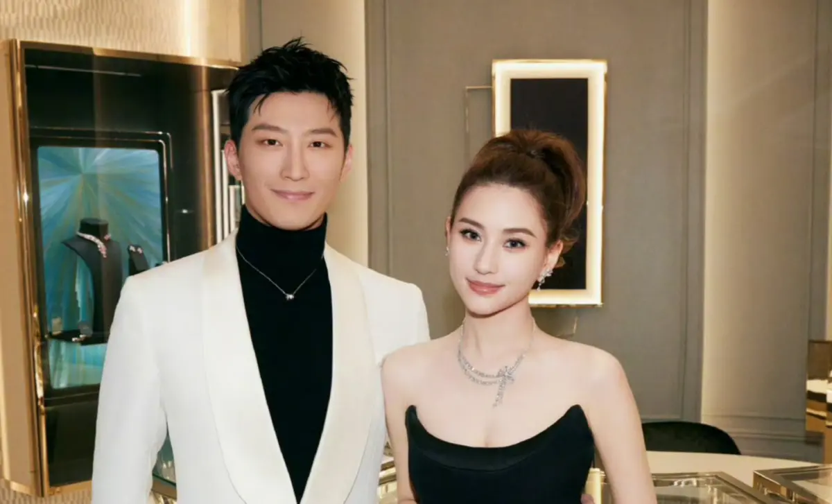 ▲竇驍（左）和何超蓮結婚2年婚變頻傳，近來有網友在澳洲捕獲兩人玩衝浪，互動非常正常。（圖／翻攝自微博@竇驍）