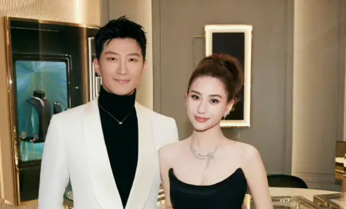 ▲竇驍（左）和何超蓮（右）結婚2年婚變頻傳，近來有網友在澳洲捕獲兩人玩衝浪，互動非常正常。（圖／微博@竇驍）